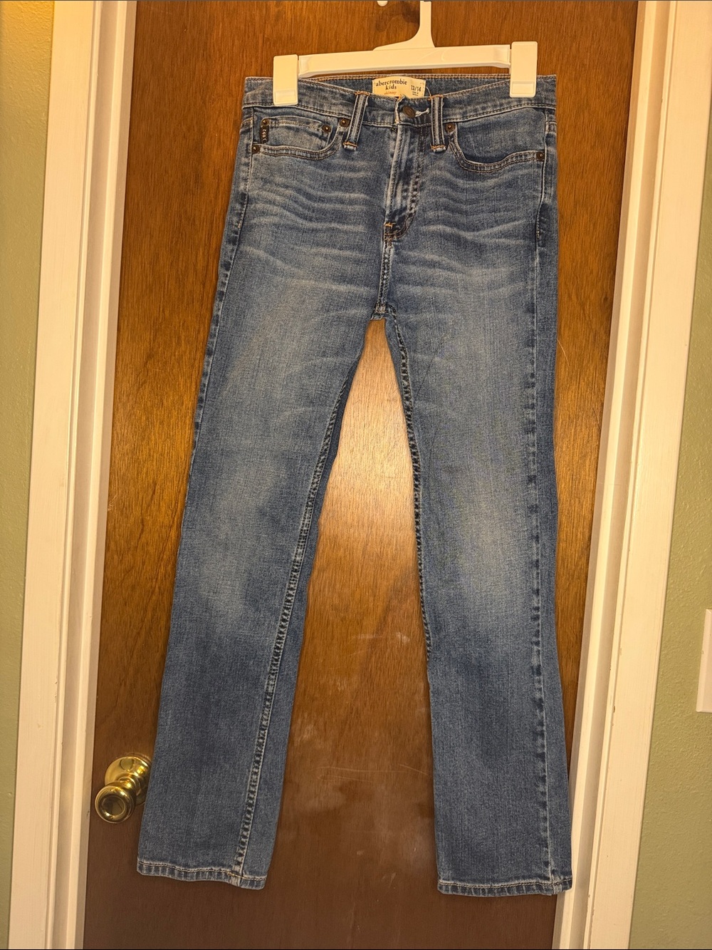 Abercrombie & Fitch Men’s Medium Wash Straight Jeans